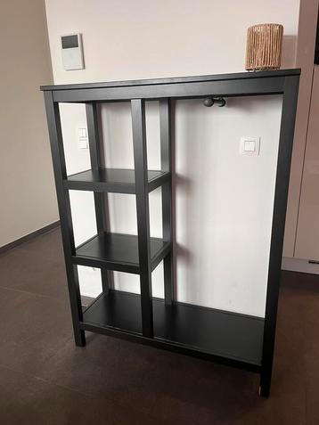 Moderne zwarte kast beschikbaar voor biedingen