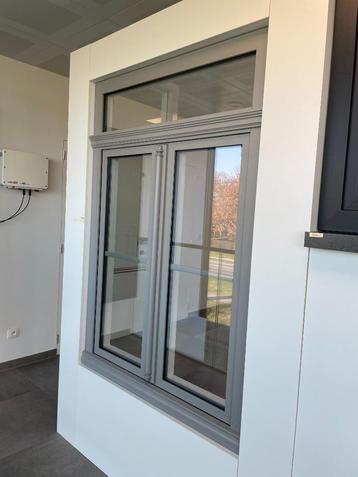 Grijs-wit PVC raam met bovenlicht 110x160cm