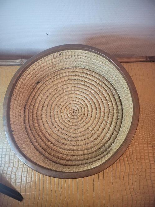 Ronde biezenmand met omsnoering van koperlegering, Huis en Inrichting, Woonaccessoires | Schalen en Manden, Gebruikt, Ophalen of Verzenden