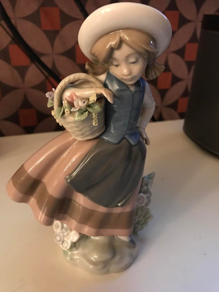 Statue en porcelaine espagnole Lladro. Fille aux fleurs, Collections, Statues & Figurines, Comme neuf, Enlèvement ou Envoi