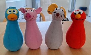 Vier knuffelfiguurtjes uit Sesamstraat (hoogte: 18 cm). beschikbaar voor biedingen