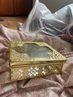 Boîte dorée, Enlèvement