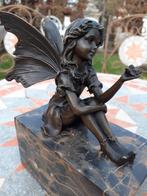 ZITTENDE FEE MET BRONZEN VLINDER OP SOKKEL, Ophalen of Verzenden, Brons