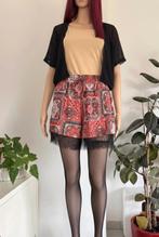 Beautiful shorts with print and lace (size M/L), Kleding | Dames, Maat 38/40 (M), Kort, Gedragen, Rood