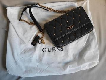 Is deze GUESS handtas voor jou? doe een bod :) vanaf 40 Euro beschikbaar voor biedingen