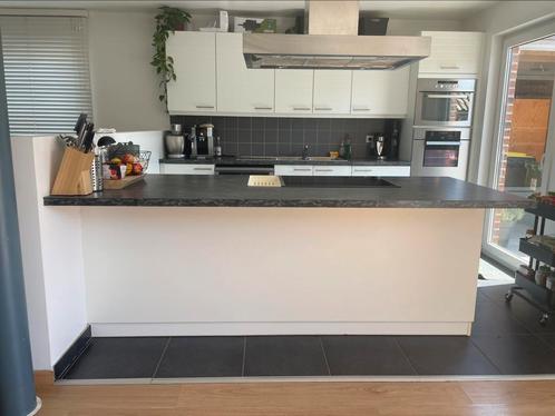 Witte keuken met ribbels, kookeiland, dubbele wasbak, .., Huis en Inrichting, Keuken | Complete keukens, Gebruikt, Ophalen