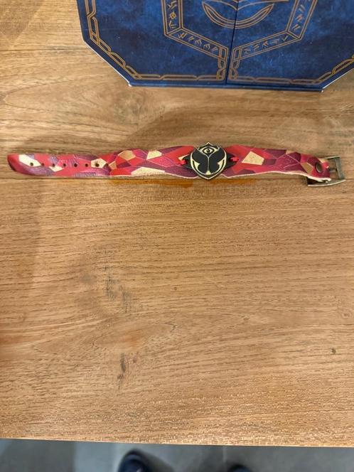 Tomorrowland 2025 Polsbandje – Rood/Goud – Verzamelobject, Verzamelen, Overige Verzamelen, Nieuw, Ophalen