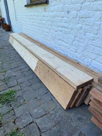 Planches en bois de pin beschikbaar voor biedingen