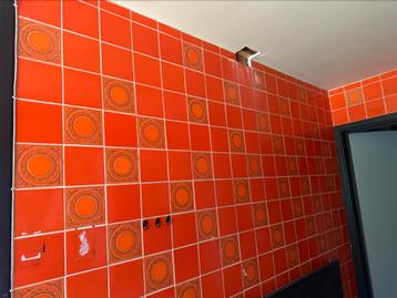 Wandtegel - oranje/rood met motief beschikbaar voor biedingen