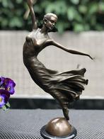 bronzen elegante vrouw in wind sculptuur, Antiquités & Art, Art | Sculptures & Bois, Enlèvement ou Envoi