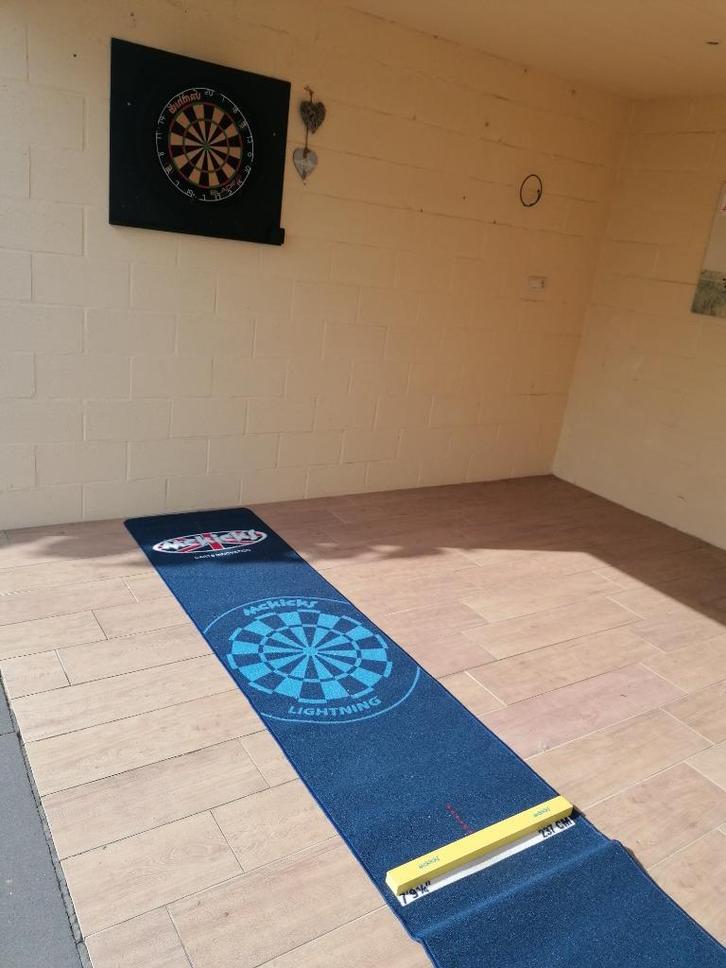 Darts + verlichting +mat, Sport en Fitness, Darts, Zo goed als nieuw, Ophalen