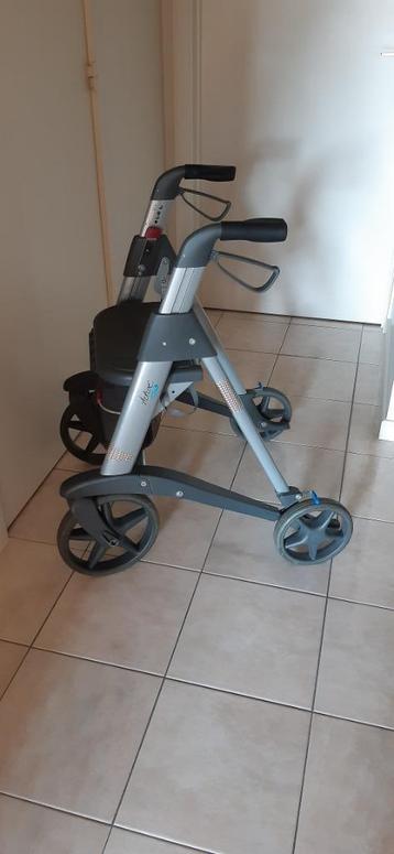 Rollator met grote wielen, zitje en draagmandje beschikbaar voor biedingen