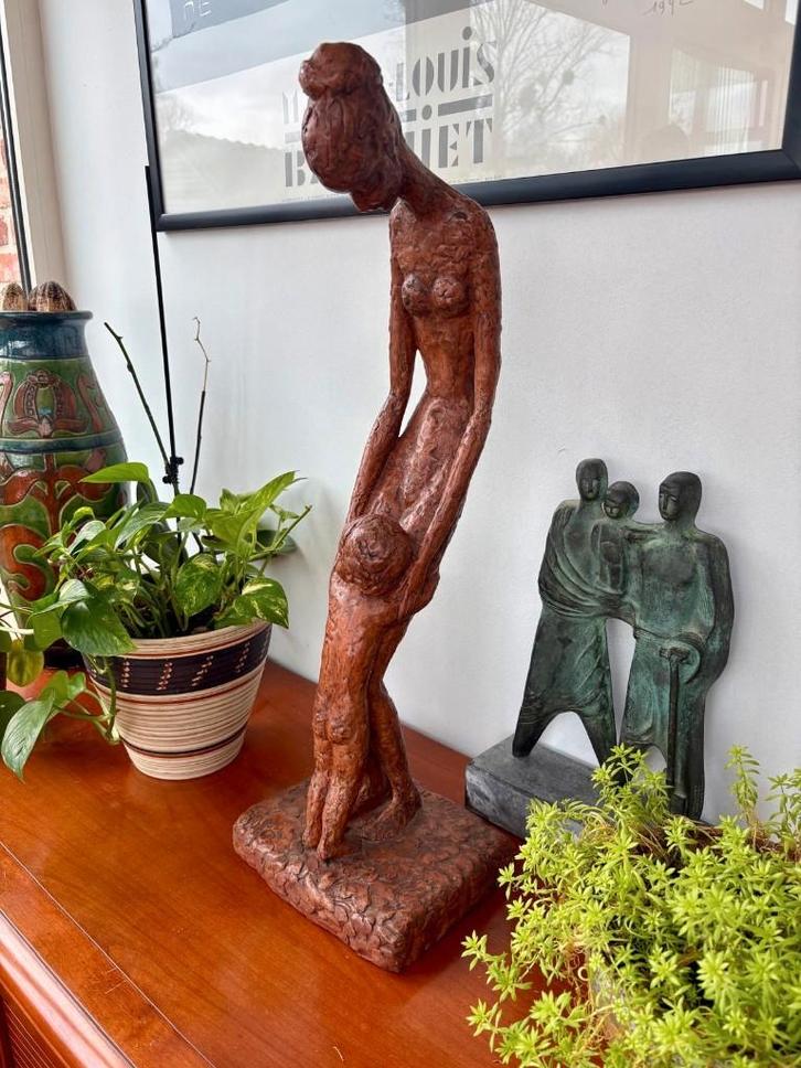 Koos van der Kaay - beeld in terracotta, Antiquités & Art, Art | Sculptures & Bois, Enlèvement ou Envoi