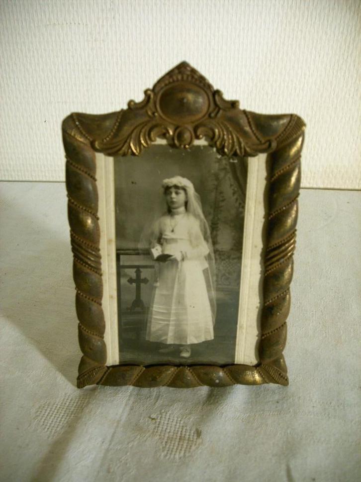 Antiek fotolijstje met communicante., Antiek en Kunst, Antiek | Woonaccessoires, Ophalen of Verzenden