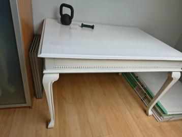 Wit gelakte tafel beschikbaar voor biedingen