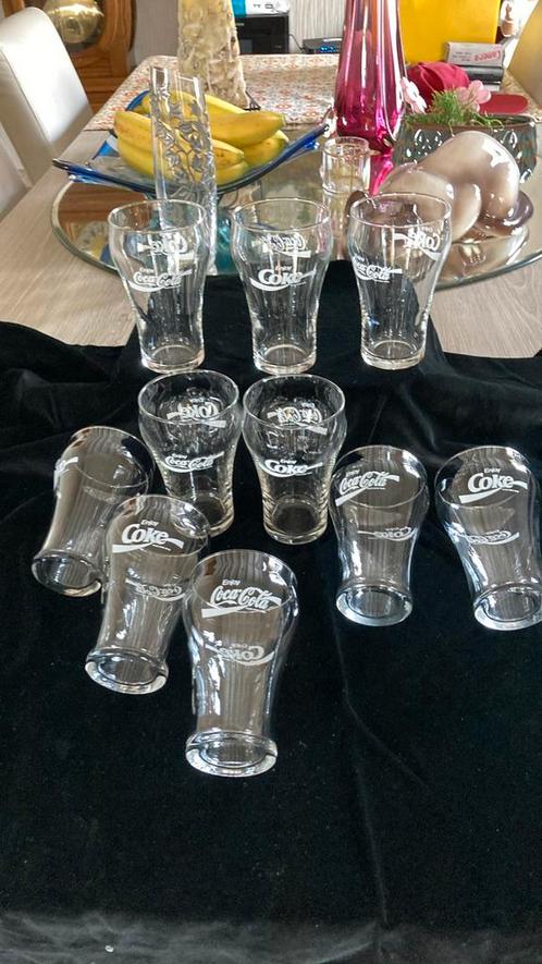 10 Identieke Coca-cola glazen met witte opdruk, Collections, Verres & Petits Verres, Comme neuf, Verre à soda, Enlèvement ou Envoi