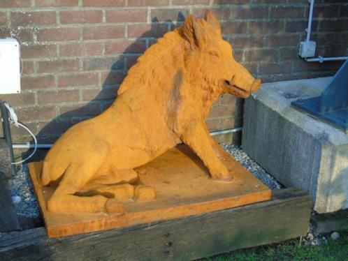 Een wild zwijn liggend in roestig gietijzer, op ware grootte, Tuin en Terras, Tuinbeelden, Nieuw, Dierenbeeld, Metaal, Ophalen