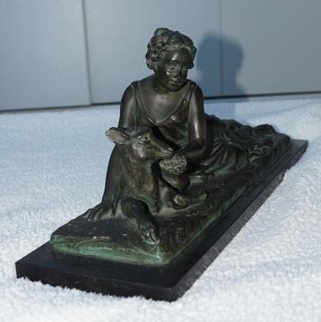 Bronze Nature Lady zorgt voor een hert beschikbaar voor biedingen