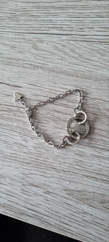 Armband van Guess, Ophalen