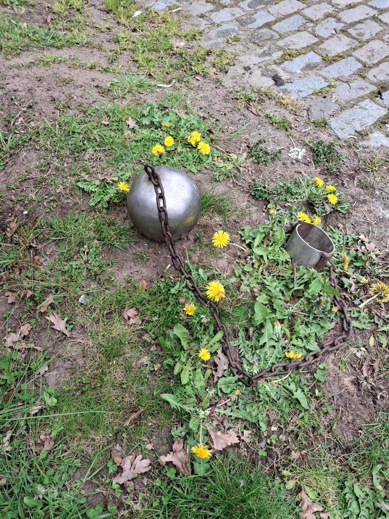 Ijzeren Gevangenis bol replica, Ophalen