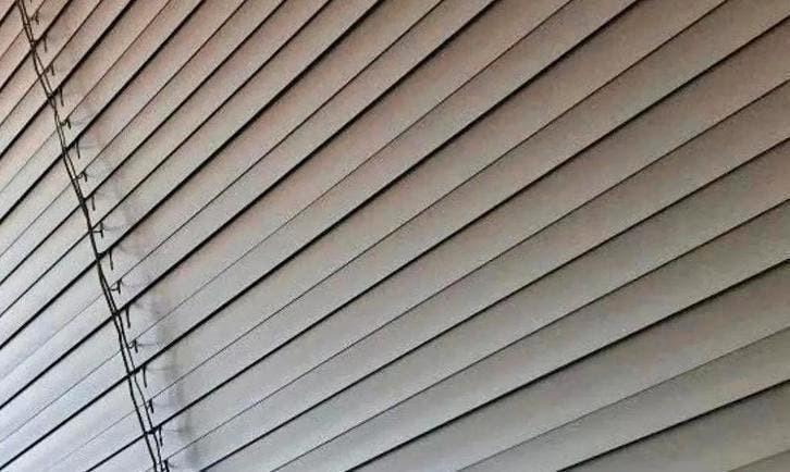 Aluminium raamjaloezie Nieuw in verpakking, Huis en Inrichting, Stoffering | Gordijnen en Lamellen, Ophalen, Zo goed als nieuw