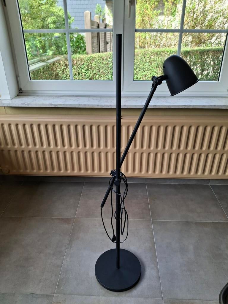 Zwarte staanlamp Ikea. Amper gebruikt., Huis en Inrichting, Lampen | Vloerlampen, Ophalen