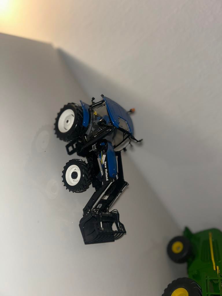 UH New Holland T6020 met voorlader 1:32, Collections, Broches, Pins & Badges, Enlèvement ou Envoi, Comme neuf, Marque