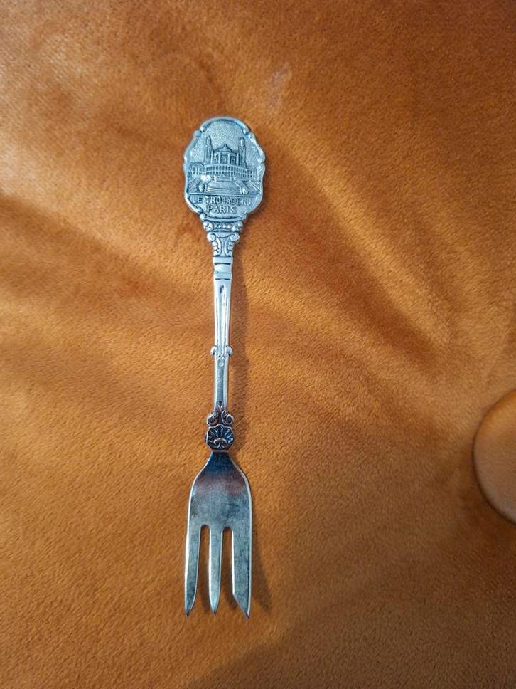 Fourchette à souvenirs vintage — Le Trocadéro Paris, Antiquités & Art, Antiquités | Couverts, Enlèvement ou Envoi