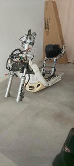 Capuchon inférieur en plastique blanc —Yamaha Booster Spirit, Vélos & Vélomoteurs, Enlèvement ou Envoi, Capot, Yamaha