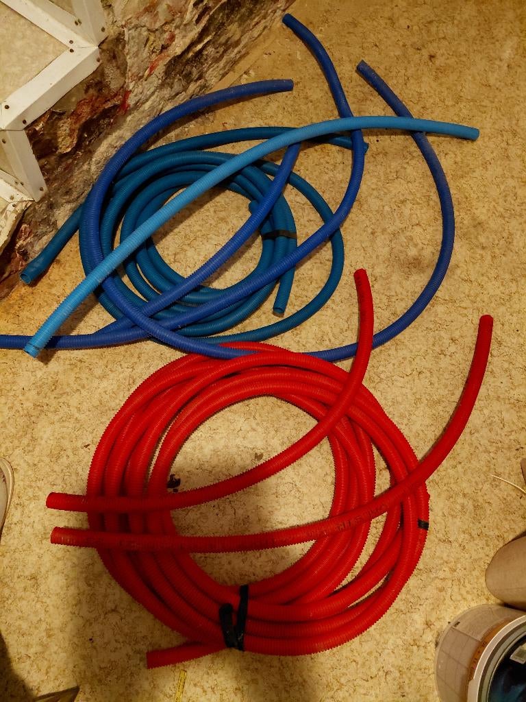 Lot tuyaux flexibles ondulés PVC bleu et rouge, Doe-het-zelf en Bouw, Buizen en Afvoer, Zo goed als nieuw, PVC, Ophalen
