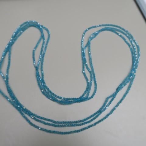 Halsjuweel blauwe steentjes (3x) lengte 106 cm rekbaar, Bijoux, Sacs & Beauté, Colliers, Enlèvement ou Envoi, Neuf, Bleu, Pierre ou Minéral
