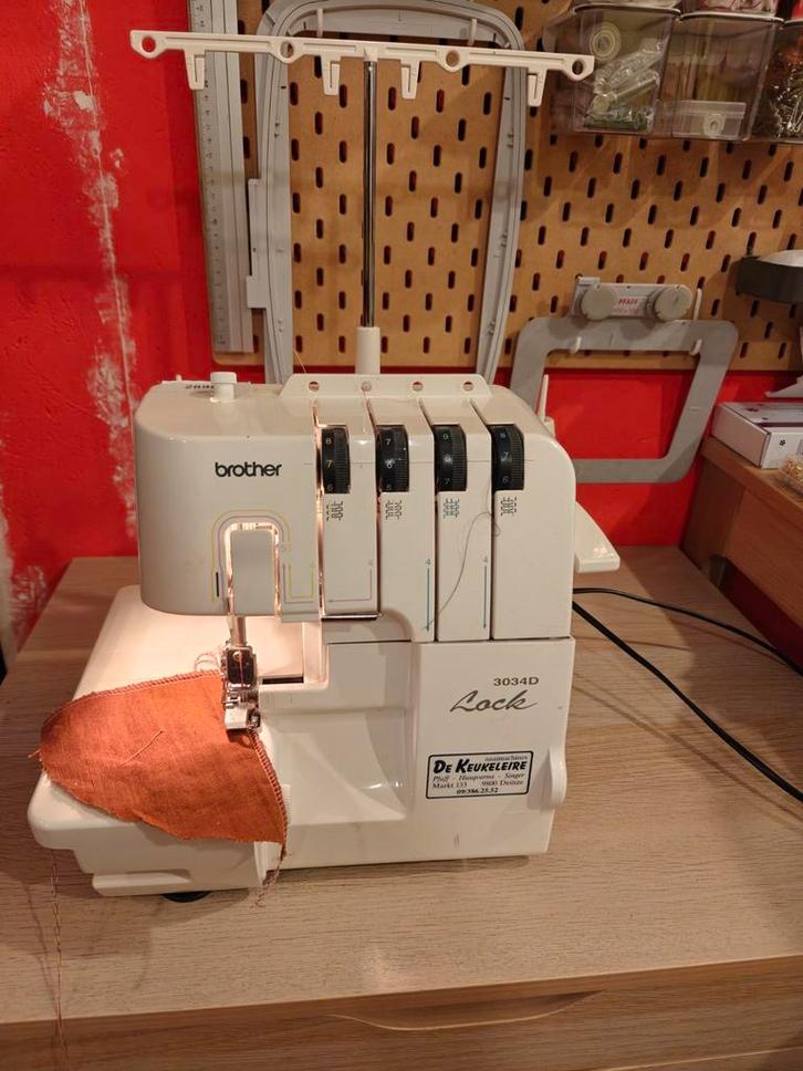 Overlockmachine Brother, Hobby & Loisirs créatifs, Machines à coudre & Accessoires, Utilisé, Surjeteuse, Brother, Enlèvement ou Envoi