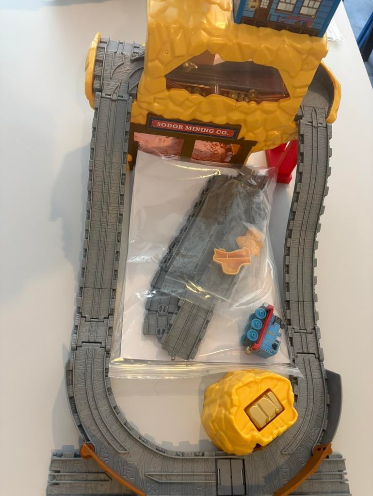 Thomas de trein rumbling gold mine run set, Enfants & Bébés, Jouets | Thomas le petit Train, Enlèvement, Utilisé