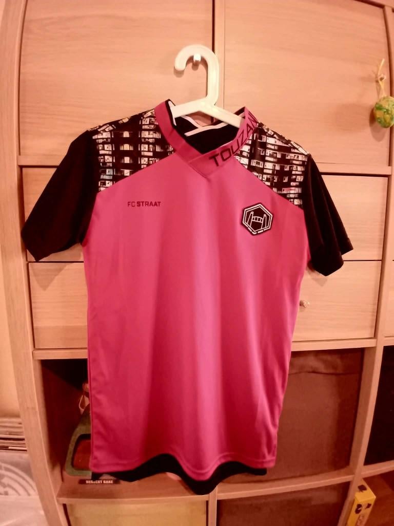 Voetbalshirt Touzani - FC STRAAT La Mancha Red, Kinderen en Baby's, Ophalen of Verzenden, Zo goed als nieuw, Jongen of Meisje
