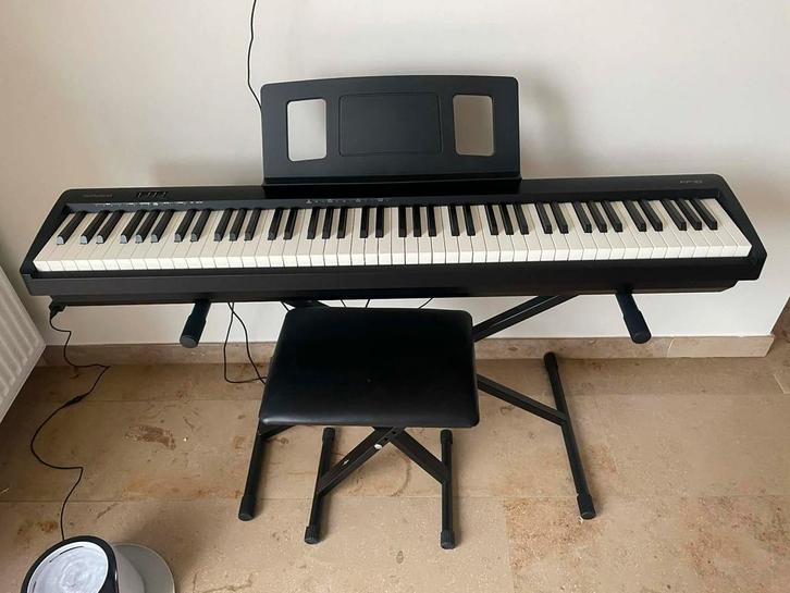 Elektrische piano inclusief stoel, koptelefoon & onderstel, Muziek en Instrumenten, Piano's, Zo goed als nieuw, Piano, Ophalen