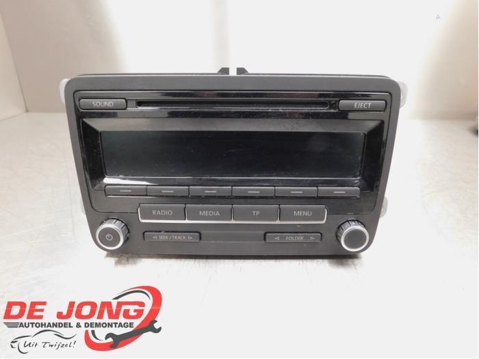 Radio CD Speler van een Volkswagen Golf, Auto-onderdelen, Elektronica en Kabels, Volkswagen, Gebruikt, 3 maanden garantie, Ophalen of Verzenden