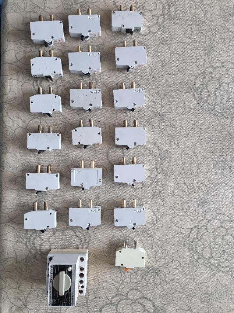 19 zekeringen en 1 differentieel, Enlèvement, Comme neuf, Autres types