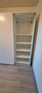 Garde-robe blanche avec étagères et paniers – bon état, Huis en Inrichting, Kasten | Roldeurkasten en Archiefkasten