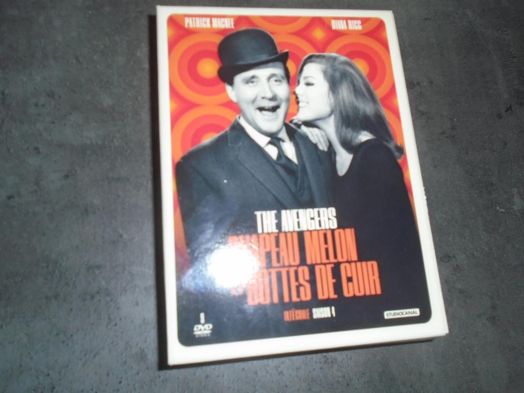 DVD - SERIES CLASSIQUES - CHAPEAU MELON et BOTTES DE CUIR, CD & DVD, DVD | TV & Séries télévisées, Enlèvement ou Envoi, Comme neuf