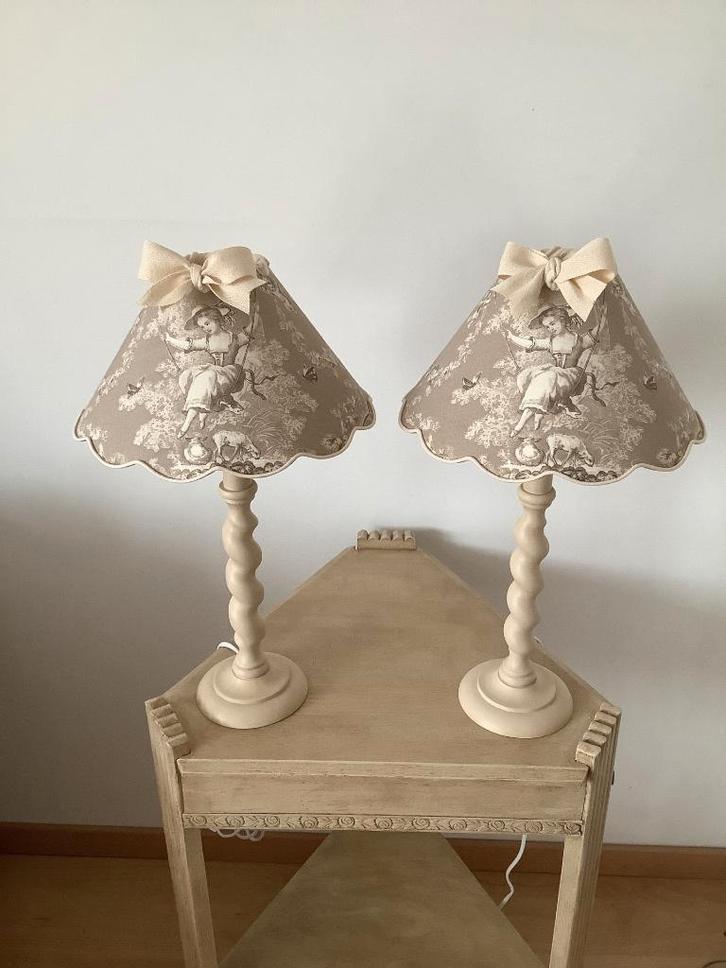 Paar gepatineerde lampen met Jouy canvas lampenkap NIEUW, Huis en Inrichting, Lampen | Tafellampen, Nieuw, Ophalen of Verzenden