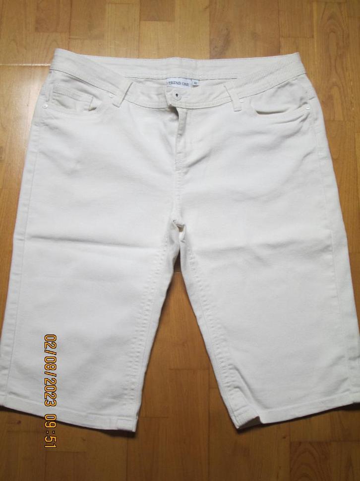 Bermuda blanc « Trend One » T 42, Kleding | Dames, Broeken en Pantalons, Nieuw, Maat 42/44 (L), Wit, Kort, Ophalen