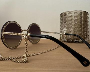 Chanel zonnebril met ketting beschikbaar voor biedingen