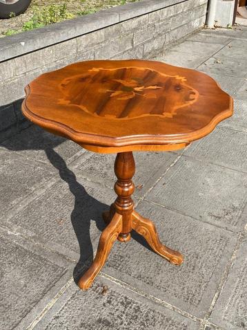 Antieke marqueterie voetstuktafel met floraal decor beschikbaar voor biedingen