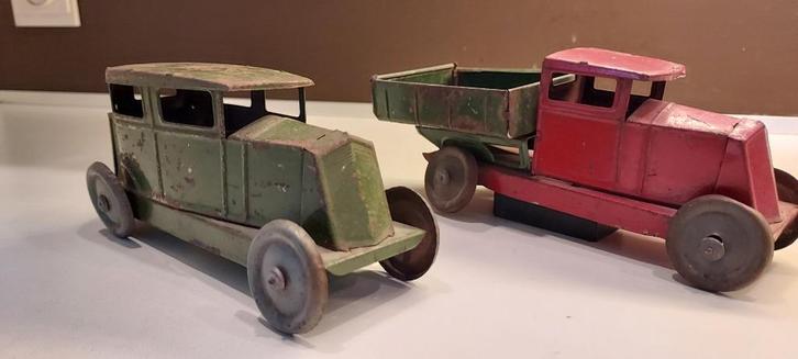 oude speelgoedauto Renault groen + gratis Renault rood, Antiek en Kunst, Antiek | Speelgoed, Verzenden
