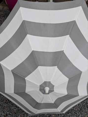 Miniparaplu voor zon of andere doeleinden. beschikbaar voor biedingen
