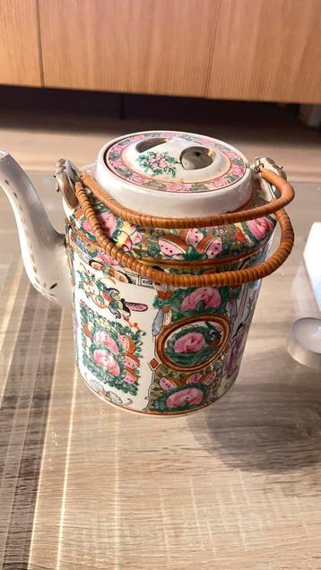 Chinese theepot in porselein beschikbaar voor biedingen