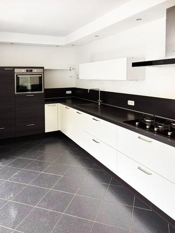 Keuken Kampioen 324 x 400 cm grote L keuken met apparatuur beschikbaar voor biedingen