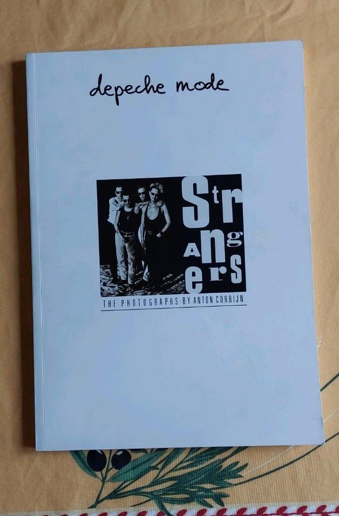 DEPECHE MODE. STRANGERS. THE PHOTOGRAPHS BY ANTON COTBIJN, Boeken, Muziek, Zo goed als nieuw, Artiest, Ophalen of Verzenden