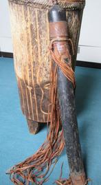 Afrikaanse trom en gebruiksvoorwerpen, Ophalen