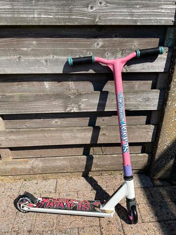 Stuntstep roze met wit beschikbaar voor biedingen